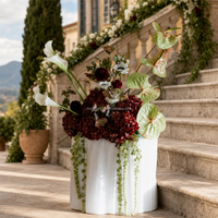Bola Bunga Hydrangea Hijau Burgundy Ramah Lingkungan yang Elegan dengan Sentuhan Alami untuk Upacara Pernikahan di Gereja Dalam Ruangan dengan Pita Gantung