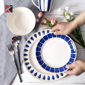 Ensemble de vaisselle en porcelaine fine ronde peinte à la main, tasses, assiettes et bols - Product Image 2