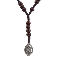 Chapelet catholique en perles de bois avec médaille de Saint Michel Archange, cordon et caractéristiques religieuses