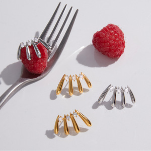 Boucles d'oreilles géométriques en acier titane avec zircon serti griffe, bijoux pour femme à porter au quotidien - Product Image 4