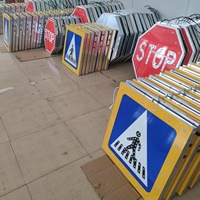 Panneaux de signalisation routière solaires à LED avec cadre en aluminium, haute visibilité (>800m), mode clignotant/lumière constante pour la sécurité des piétons