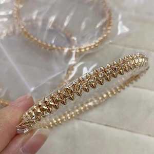 Bracciale Clash De Kardia Placcato Oro 18K con Borchie, Perle Rotonde e Borchie Quadrate - Gioiello dal Design Eccezionale - Product Image 3