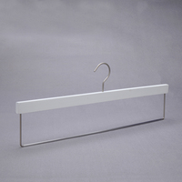 Présentoir en bois de couleur blanche pour tapis/vêtements de table