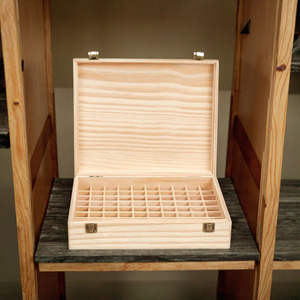 Caja de Perfume Hecha a Mano de Madera Maciza y MDF de Alta Calidad, Caja de Pino de Una Sola Capa con 74 Compartimentos para Aceites Esenciales de 5ml-15ml, Elegante Estuche de Madera - Product Image 4