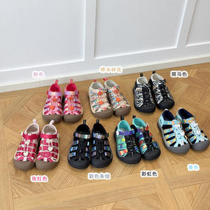 Sandales d'été pour enfants, nouveau style, fermeture Velcro, color block, 2025, chaussures d'extérieur à bout fermé pour garçons et filles, protection des orteils - Product Image 2