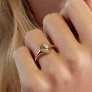 Anillo de Acero Inoxidable Chapado en Oro de Alta Calidad, Diseño Simple y Minimalista con Flor de Sol para Mujer - Product Image 1