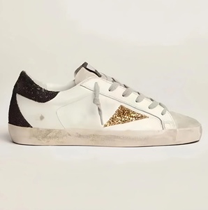 รองเท้าผ้าใบส้นแบนขนห่านสีทองสำหรับทั้งชายและหญิงรองเท้าลำลองซุปเปอร์สตาร์แฟชั่นดีไซน์ย้อนยุค - Product Image 1