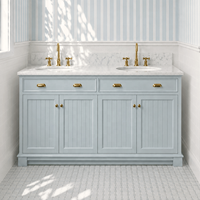 Meuble-lavabo de salle de bain traditionnel au design à lattes avec comptoir en marbre de Carrare, lavabo en céramique à encastrer, tiroirs et portes à fermeture douce