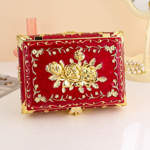 Boîte de rangement à bijoux en métal décorative de style européen haut de gamme avec roses 3D, ornements, cadeaux de mariage, artisanat en métal - Product Image 5
