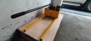 Multi-purpose <b>manual</b> hydraulic <b>pump</b> for on-site mobile equipment repair Includes hydraulic hose and pressure gauge power <b>pump</b> - Product Image 5