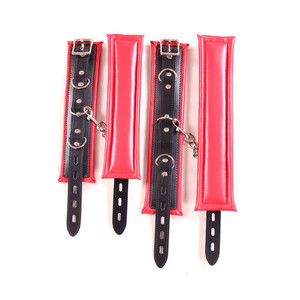 Menottes en cuir noir avec surpiqûres rouges et chaîne pour usage bondage adulte - Product Image 2