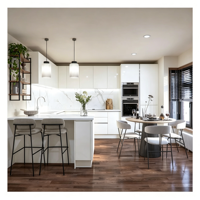 Cuisine équipée sur mesure de luxe en blanc de Vermont avec four intégré, réfrigérateur et tiroirs à fermeture douce pour hôtel haut de gamme