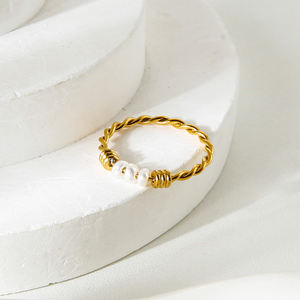 Anillo de Perlas Naturales de Agua Dulce, Anillo de Acero de Titanio Chapado en Oro con Diseño de Espiral para Mujer - Product Image 5