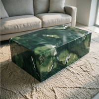 Table basse contemporaine pour salon, table basse en marbre vert avocat, texture peinte sur socle, intérieur résidentiel haut de gamme