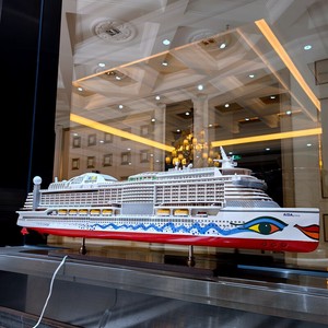 Modellino <span class=keywords><strong>in</strong></span> Resina Artigianale di Nave da Crociera, Edizione da Collezione, Decorazione Nautica di Lusso per Casa e Ufficio, Replica Dettagliata a Forma di Piramide - Product Image 1