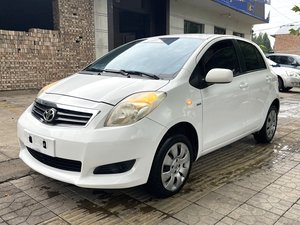 Toyota Yaris 1.6L manuelle d'occasion 2011 – Voiture compacte japonaise économe en carburant, véhicule d'occasion abordable pour l'exportation - Product Image 1