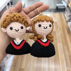 Porte-clés fait main en laine tricotée et crochetée, motif toge de graduation et toque de doctorat, <span class=keywords><strong>cadeau</strong></span> pour garçons et filles - Product Image 2