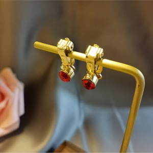 Pendientes de Clip con Incrustaciones de Diamantes en Forma de Triángulo, Aleación de Zinc, Joyería de Moda - Product Image 2