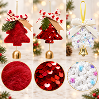 Ornement suspendu en peluche cloche de Noël avec nœud et accent en feuilles persistantes