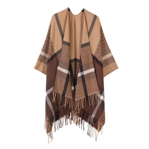 Chal de leopardo con borlas para mujer, de alta gama, estilo europeo-americano, cómodo para todas las estaciones, diseño a cuadros sencillo, capa cálida y moderna con letras. - Product Image 2