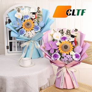 Ramo de Flores Tejidas a Crochet para la Temporada de Graduación, Flores Mixtas Hechas a Mano con Muñeco de Graduación, Regalo para Amigos y Compañeros de Clase - Product Image 3