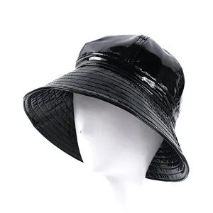 Özelleştirilmiş düz siyah su geçirmez yağmur patent deri kova şapka toptan