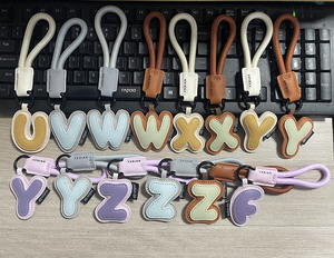 26 chữ cái tiếng Anh tinh tế móc khóa da Mặt dây chuyền trang sức nổ nhỏ cho bé gái và cặp vợ chồng Phụ kiện túi dây móc khóa - Product Image 3