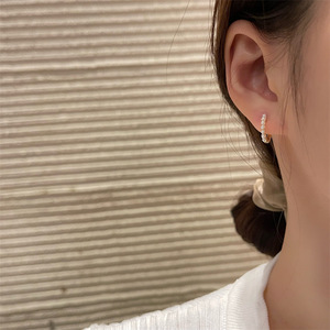 Boucles d'oreilles Huggie Hoop Minimalist Silver Needle18k Gold Plated Vintage Waterproof Pearl Hoop Earrings - Product Image 2