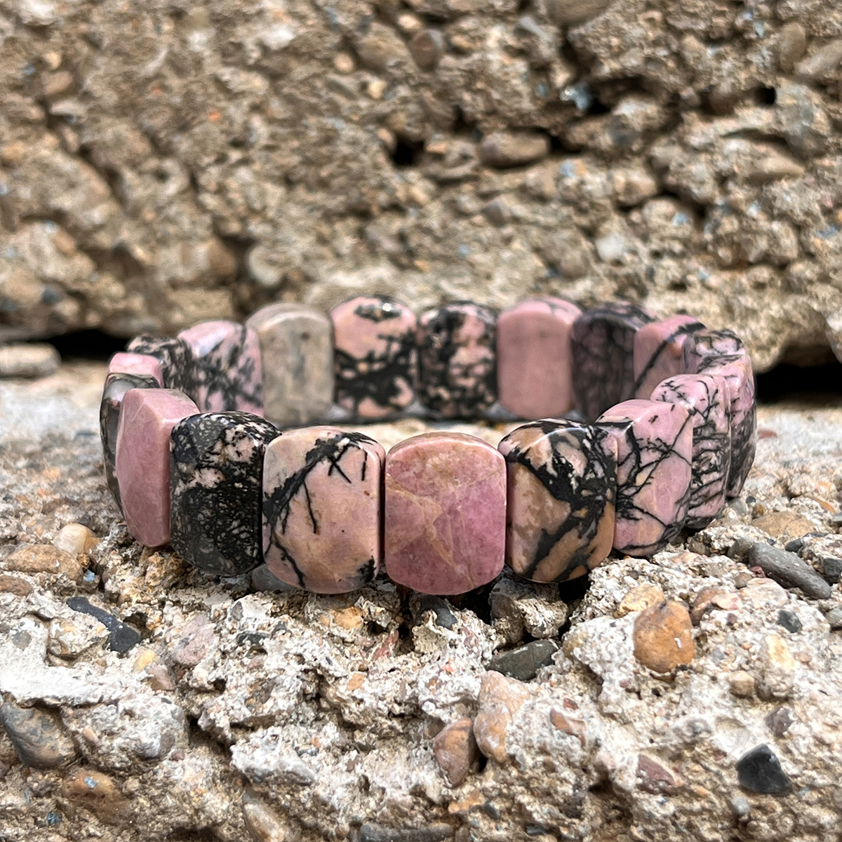 Rhodonite à veines noires