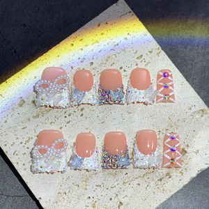 10 faux <span class=keywords><strong>ongles</strong></span> courts style Y2K, design français, forme bec de canard, blancs avec croix dorée, faits à la main, prêts à poser - Product Image 2