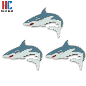 Épinglette en émail plaqué or moderne, motif requin blanc, création artisanale sur le thème de la vie marine, des océans et des créatures aquatiques, cadeau, fabrication usine avec 20 ans d'expérience - Product Image 5