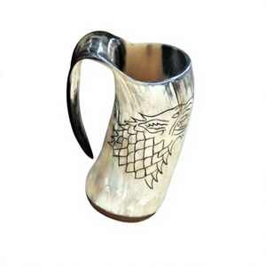 Mug vintage en corne naturelle avec anse, bordure métallique et gravure de sigil de loup - Product Image 1