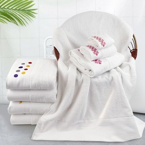 Serviettes de bain blanches pour hôtel 70x140cm, broderie platine, pur coton, rectangulaires, pour spa et usage domestique - Product Image 4
