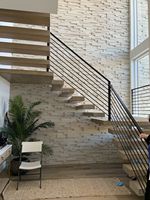 Escalier intérieur élégant en acier et bois avec rampe en verre