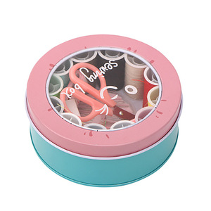Mini kit de couture en boîte métallique ronde avec fils, ciseaux, aiguilles et ruban adhésif pour la maison, le point de croix et l'utilisation scolaire - Product Image 5