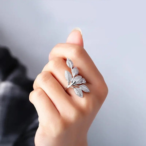 Anello da Donna in Stile Europeo Trendy, con Foglie e Fiori Intarsiati in Zirconi, Fascia Decorativa Esagerata per Dito Indice - Product Image 5