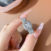Bague de fiançailles de luxe à trois pierres taille coussin avec halo, en laiton plaqué platine et zircone cubique AAA, vente en gros