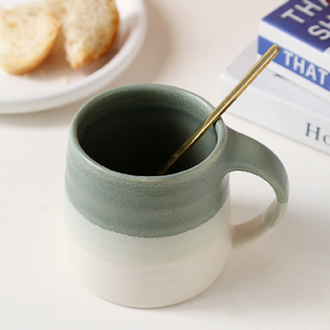 Mug à café en céramique bicolore au design minimaliste et motif dessin animé, couleur sous-glaçure, compatible lave-vaisselle et micro-ondes, personnalisable, cadeaux d'affaires - Product Image 4