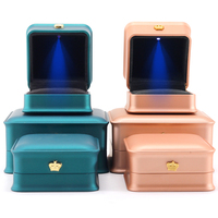 Boîte à bijoux en velours et plastique faite à la main de qualité supérieure avec logo personnalisé pour bracelet, collier et bague en gros