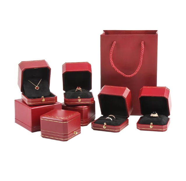 Boîte à bagues rouge