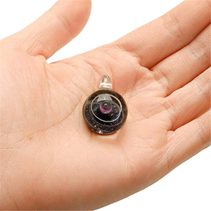 Galaxy Planet Nebula Ribbon Vortex Cosmos Series Collier au design unique Pendentif boule d'univers en verre - Product Image 5