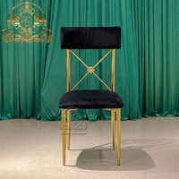 Chaise de salle à manger extérieure moderne en fer à dossier croisé avec coussin pour mariages, hôtels, salons et événements