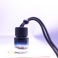 Bouteille diffuseur de parfum de voiture ronde vide personnalisée de 8 ml en verre avec bouchon en bois à vis noir et pendentif, flacons diffuseurs d'arômes noirs
