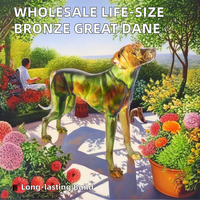 Statue de chien de grand danois de haute qualité Sculpture assise grandeur nature avec ornement de Noël