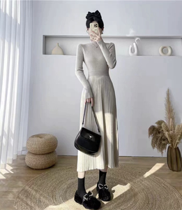 فستان نسائي أنيق وعصري بسيط منسوج طبيعيًا بقصة A-Line طويل يصل للأرض، ناعم ومسامي، بياقة دائرية فرنسية وتصميم يحدد الخصر، مثالي للخريف. - Product Image 1