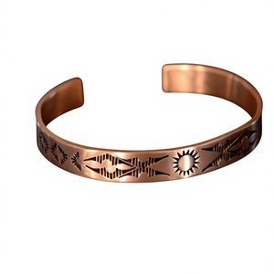 Bracelet artisanal élégant en cuivre forgé, finition Sunburst Tribal, personnalisable, taille ajustable, en métal tendance - Product Image 1