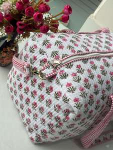 Sac de voyage matelassé en coton fait main, imprimé floral gris, avec longue ceinture amovible, motif imprimé à la main, grand format, de luxe, décontracté - Product Image 3