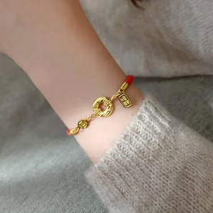 สร้อยข้อมือเชือกแดงนำโชคพร้อมจี้เหรียญไทเทเนียมสตีล เครื่องประดับเชือกถักเสริมดวงสำหรับผู้หญิง เบนหมิงหนียน แฟชั่นฤดูใบไม้ร่วงฤดูหนาว - Product Image 3