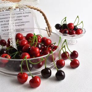 Vente en gros de cerises artificielles miniatures en mousse de 2 cm, cerises rouges réalistes, fruits décoratifs pour l'ornementation - Product Image 1
