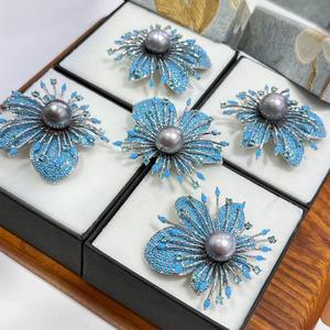 เข็มกลัดรูปดอกไม้ใบใหญ่ประดับมุกและเพชรซิรคอนฝังละเอียด สำหรับติดเสื้อสูท ลายตัวเลข - Product Image 1